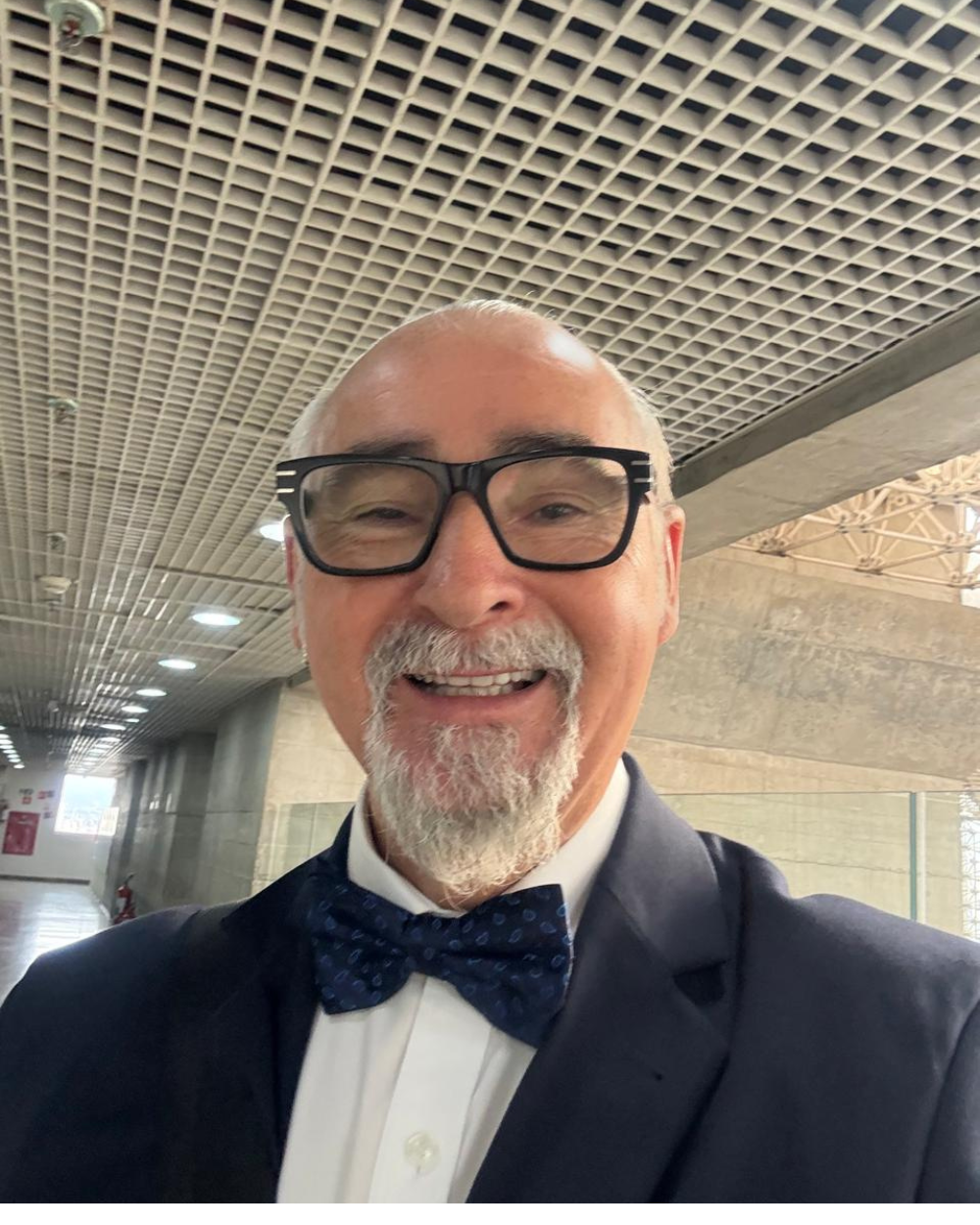Dr. Lívio Enescu, advogado trabalhista em São Paulo, de gravata borboleta